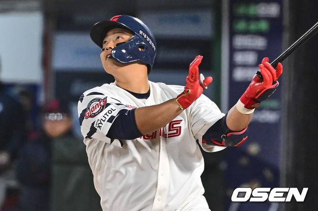 '불법 도박 파문' 롯데 평가전, 한동희 3안타 3타점 제대로 터졌다...쿄야마 2이닝 3K 무실점 [롯데 캠프]