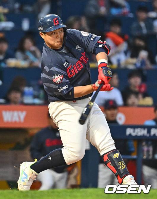 '불법 도박 파문' 롯데 평가전, 한동희 3안타 3타점 제대로 터졌다...쿄야마 2이닝 3K 무실점 [롯데 캠프]