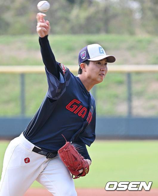 '불법 도박 파문' 롯데 평가전, 한동희 3안타 3타점 제대로 터졌다...쿄야마 2이닝 3K 무실점 [롯데 캠프]