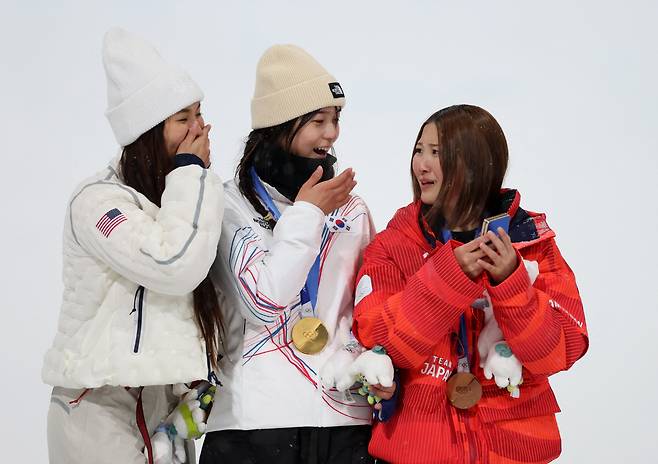 '막내' 최가온, '맏언니' 클로이 김, 한국어 하는 '둘째' 명문대생 오노…'韓美日' 국경 초월 '올림픽 세자매', 지구촌 화제 폭발