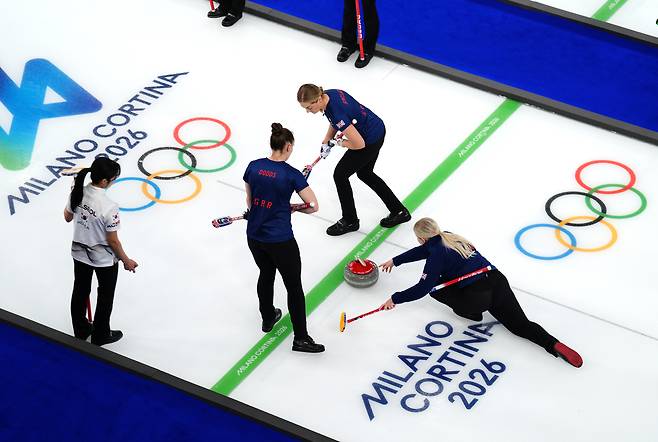 “신사의 스포츠 맞아?” 욕설·몸싸움까지 번진 컬링, 밀라노가 뜨겁다[2026 동계올림픽]
