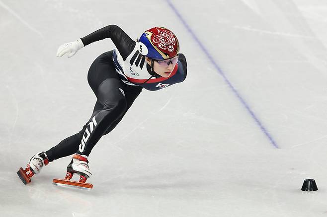 '쇼트트랙 여제' 최민정, 1000m 예선서 킴 부탱 제치고 조 1위로 준준결승 진출 [2026 밀라노]