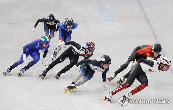 4바퀴 남기고 최하위… 왜 뒤에서 나와야하나, 황대헌도 탈락할 뻔했다