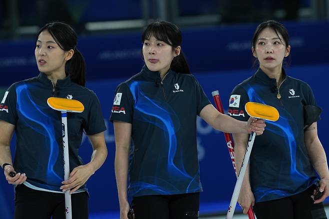순항하던 여자컬링대표팀, 세계 8위 덴마크에 발목…라운드로빈 전적 2승2패 [밀라노올림픽]