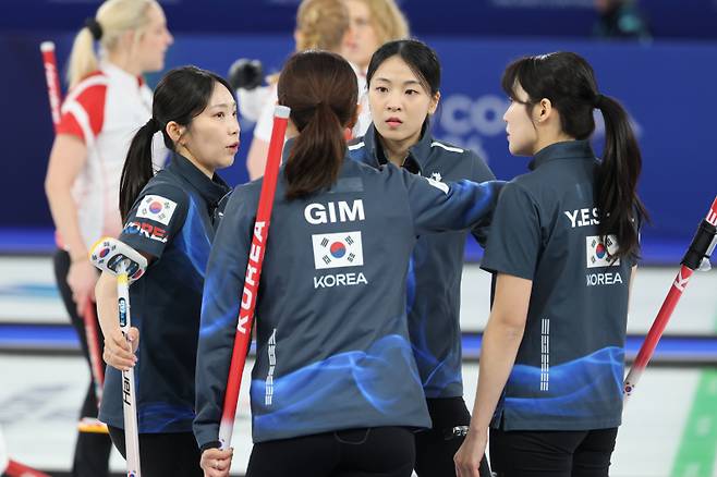'덴마크에 일격' 女 컬링 대표팀, 운명의 한일전 이기고 메달 희망 살린다 [2026 밀라노]