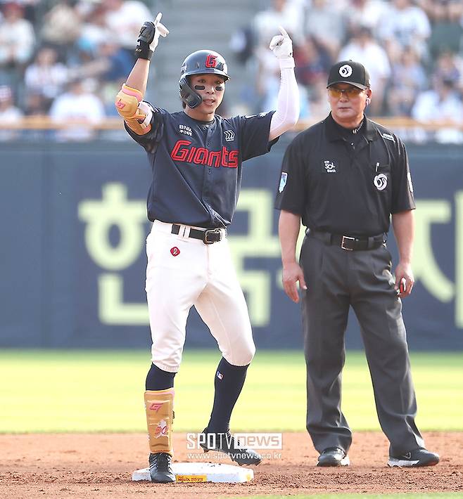 롯데 어이상실, 불법인지도 모르고 해맑게 사진 촬영… 롯데 몰래 얼마나 다녔나, 최고 징계 받나