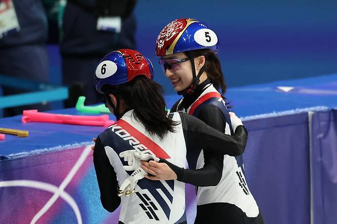 심석희 밀고 최민정 역전... 여자 쇼트트랙 3000m 계주 결승행
