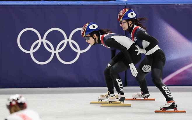 심석희 밀고 최민정 역전... 여자 쇼트트랙 3000m 계주 결승행