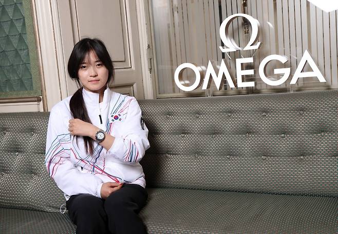 ‘韓 1호 금메달’ 스노보드 최가온…오메가 회장이 직접 시계 선물