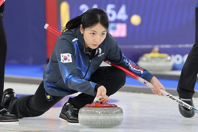 “한국도 흔들린다” 日 희망회로 가동…'5승 4패' 원하는 여자 컬링 한일전 사활→