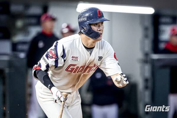 '5억 원+고급 운동화' 주고 MLB 가는 거 붙잡았는데, 부진에 도박 사건까지…'실망의 연속' 나승엽에 속 타는 팬들