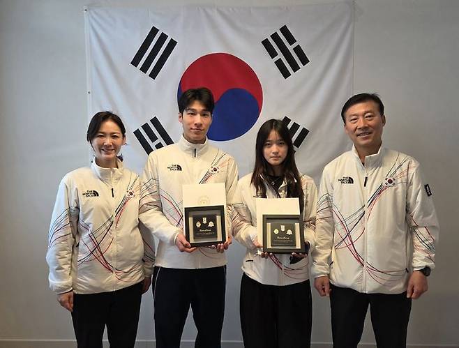 '설상 1호 금' 최가온·'쇼트트랙 은' 황대헌, 현지서 대통령 축전 전달 받아[2026 동계올림픽]