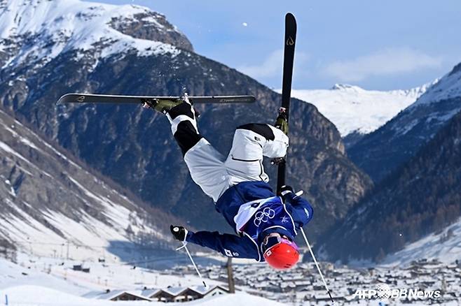 끝내 고개 숙인 정대윤, 세계 최강 넘으려다 '코스 이탈' 실수... 8강서 도전 마침표 [밀라노 올림픽]