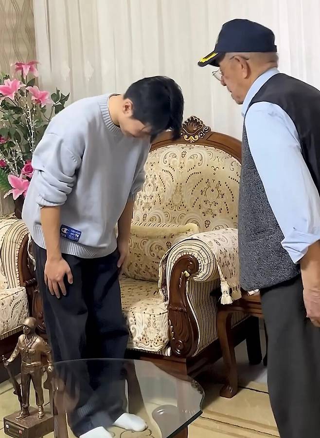 “허리 숙여 인사했다” 22세 조진호의 품격…튀르키예 96세 참전용사 울린 ‘형제의 나라’ 미드필더→