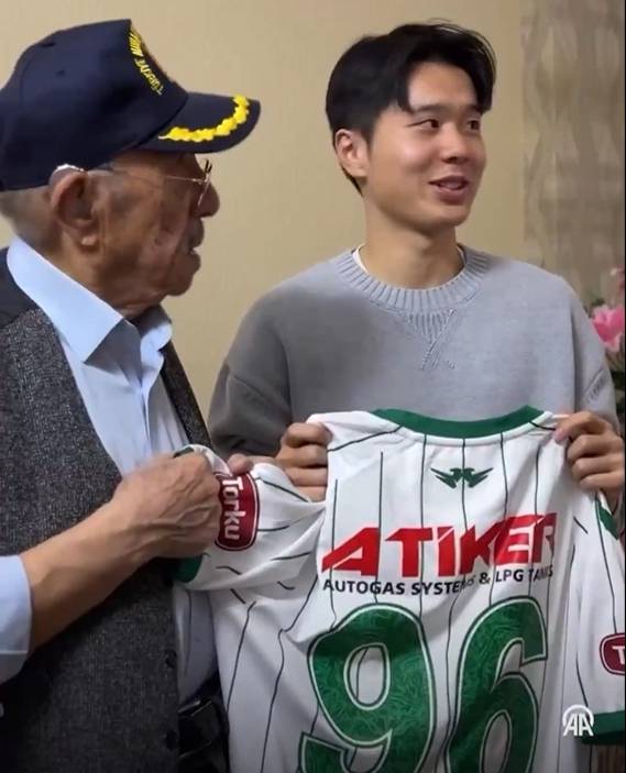 “허리 숙여 인사했다” 22세 조진호의 품격…튀르키예 96세 참전용사 울린 ‘형제의 나라’ 미드필더→