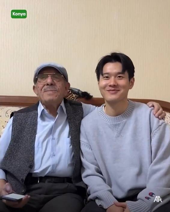 “허리 숙여 인사했다” 22세 조진호의 품격…튀르키예 96세 참전용사 울린 ‘형제의 나라’ 미드필더→