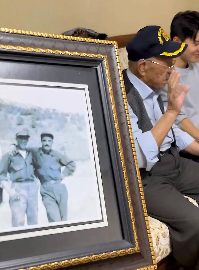 “허리 숙여 인사했다” 22세 조진호의 품격…튀르키예 96세 참전용사 울린 ‘형제의 나라’ 미드필더→