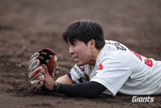 롯데 김동혁 전화기 인증샷, 꼬리에 꼬리를 무는 궁금증…나고김과 다르다? 26세에 야구인생 최대위기