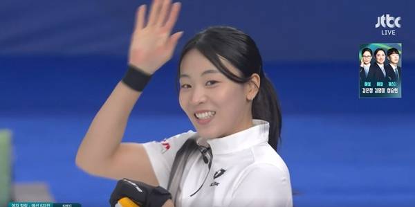 트리플 성공시키고 살인미소… '안경 선배' 연상시키는 김민지의 존재감[초점]