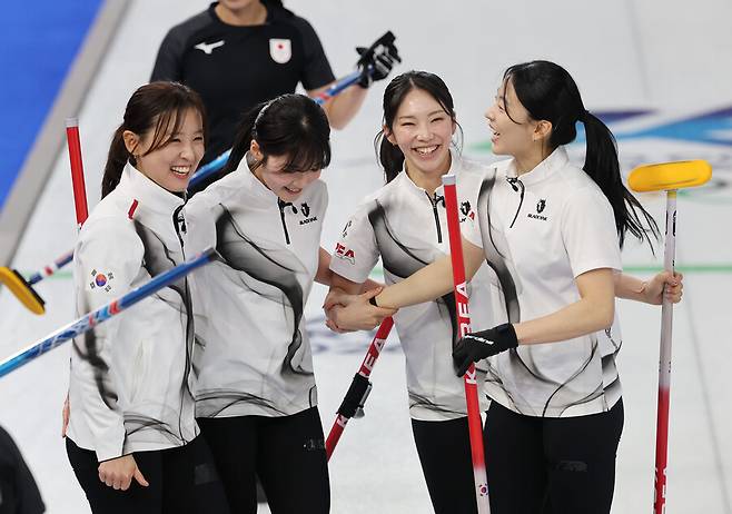 '한국이 일본을 꺾었습니다' 세계 3위 한국 컬링, 5로빈에서 일본에 7-5 승리...준결승 진출권 보인다