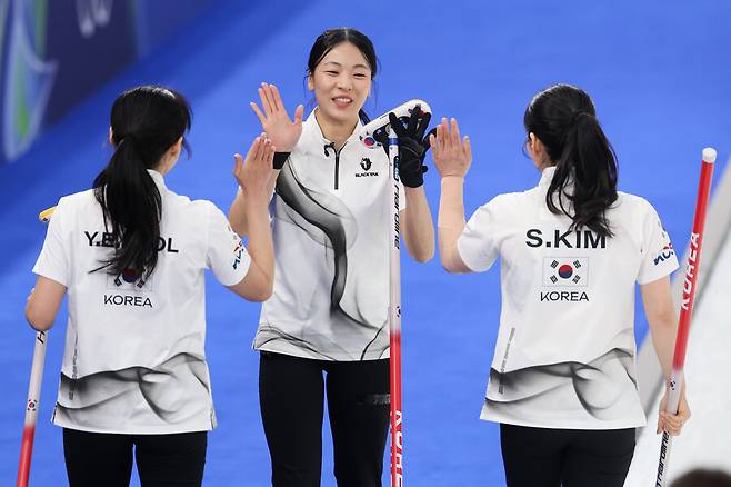 '한국이 일본을 꺾었습니다' 세계 3위 한국 컬링, 5차전에서 일본에 7-5 승리...준결승 진출권 보인다