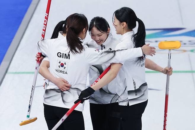 '한국이 일본을 꺾었습니다' 세계 3위 한국 컬링, 5차전에서 일본에 7-5 승리...준결승 진출권 보인다
