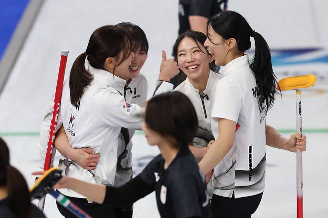 “JTBC는 일본 방송국인가?” ‘한일전’에 일장기 대문짝 노출 대형사고, 시청자 더는 안 참았다