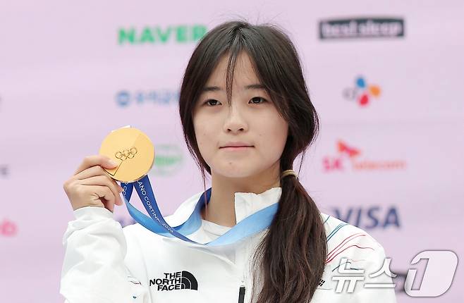 '여고생 스노보더' 최가온, 금메달 목에 걸고 금의환향[올림픽]