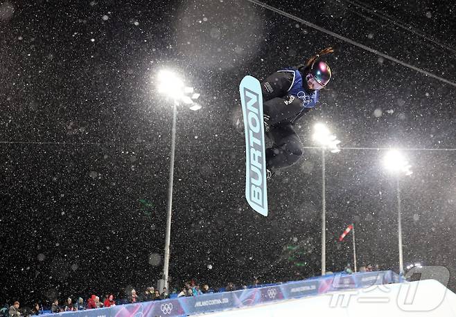 '여고생 스노보더' 최가온, 금메달 목에 걸고 금의환향[올림픽]