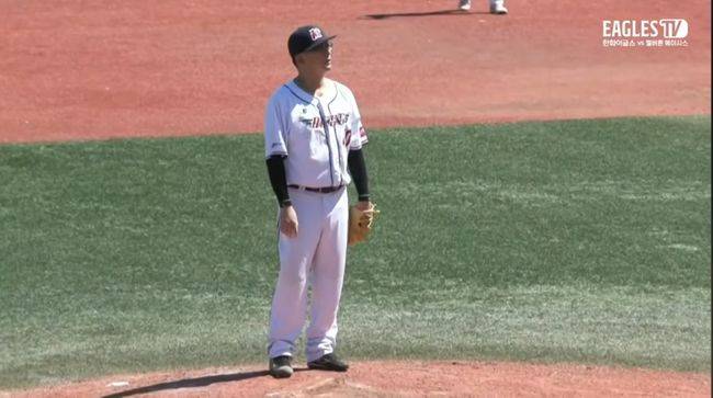 ‘이거 실화냐’ 50세 허민, 한화 거포 유망주 삼진 잡다…레전드 김태균도 감탄 “야구 열정 대단하다”