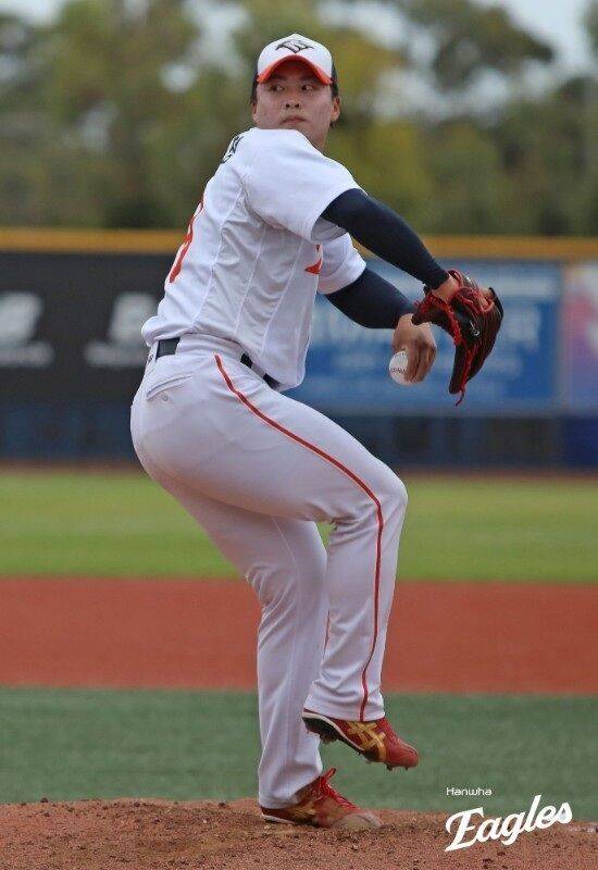 “김범수 공백 메울 수 있고 5선발 보인다” 한화 154km 대만 특급좌완 향한 김태균 극찬…억울한 볼넷도 OK