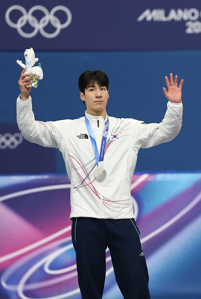 '팀킬 논란, 반칙왕' 황대헌 향한 한국 팬들 비판→중국은 대찬사