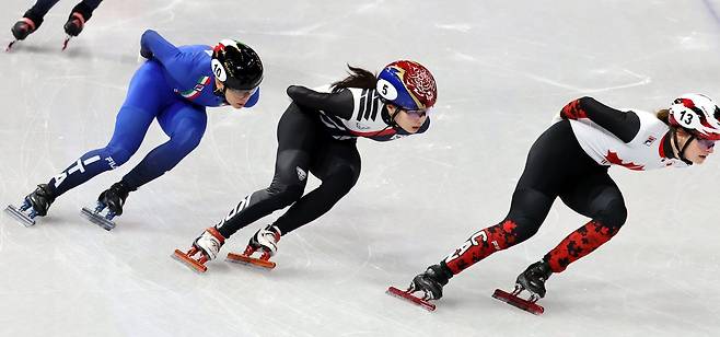 최민정·김길리, ‘죽음의 조’ 뚫고 쇼트트랙 여자 1000m 준결선 진출 [강산 기자의 여기는 밀라노]