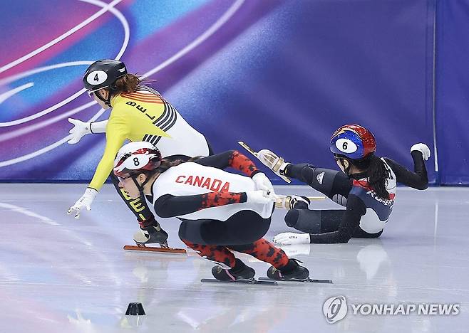 [올림픽] 최민정-심석희 사이의 꼬마 소녀 김길리, 메달리스트로 우뚝