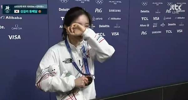 인터뷰 중단 사태, 눈까지 빨개졌다… 등돌려 운 김길리의 진심[초점]