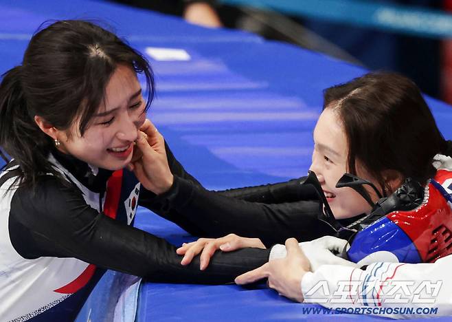 '본인은 탈락했은데 이렇게 밝게 웃다니...' 밀라노 도착 후 가장 밝은 미소로 김길리 위로한 최민정[밀라노LIVE]