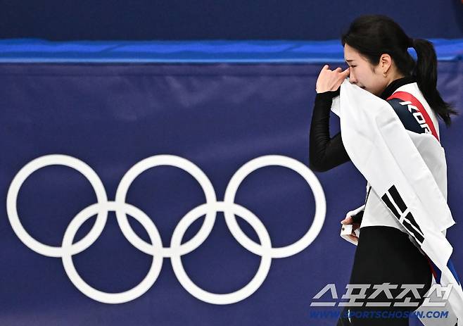 '본인은 탈락했은데 이렇게 밝게 웃다니...' 밀라노 도착 후 가장 밝은 미소로 김길리 위로한 최민정[밀라노LIVE]