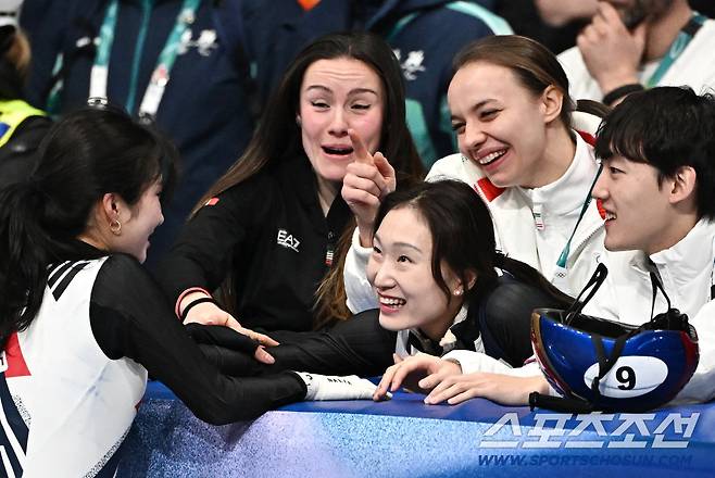 '본인은 탈락했은데 이렇게 밝게 웃다니...' 밀라노 도착 후 가장 밝은 미소로 김길리 위로한 최민정[밀라노LIVE]