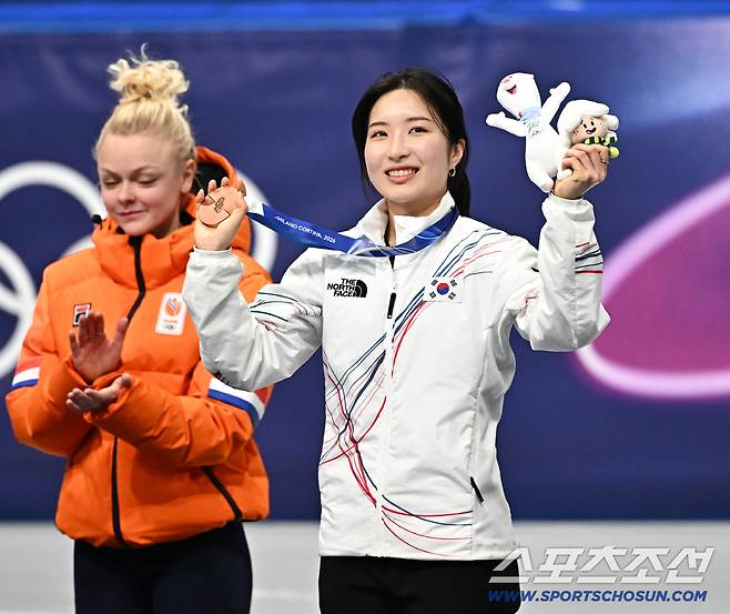 '본인은 탈락했은데 이렇게 밝게 웃다니...' 밀라노 도착 후 가장 밝은 미소로 김길리 위로한 최민정[밀라노LIVE]