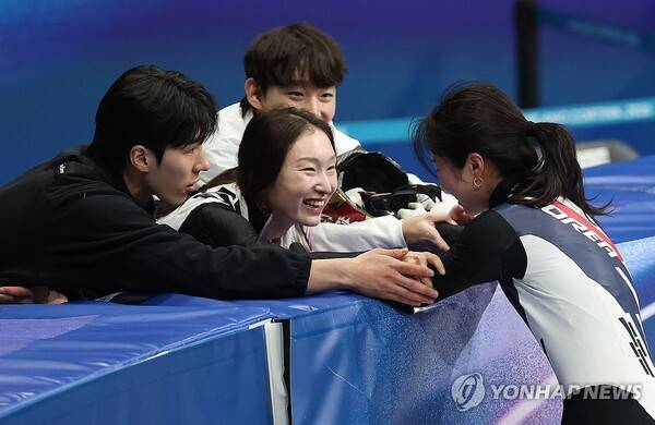 '결승에 최민정 있었다면 金이었을까'... '1위하던' 김길리 다시 밀린 통한의 순간