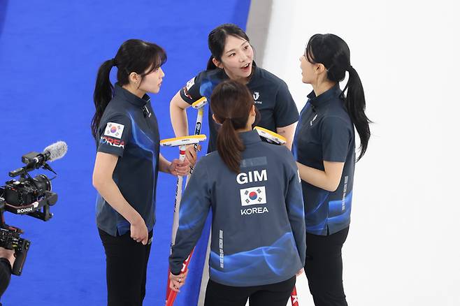 역전에 재역전… ‘팀 5G’ 여자 컬링, 中 꺾고 동계올림픽 2연승