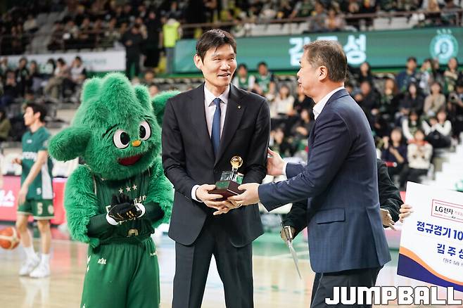 딸의 친구를 인기 아이돌 멤버로 만난 ‘100승 감독’… “잘 커줘서 고맙네요”