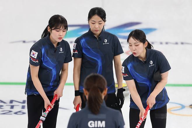 '한국이 일본에 이어 중국도 꺾었습니다' 세계 3위 한국 컬링, 치열한 접전 끝에 중국에 10-9 승리...준결승까지 '한발짝 더'