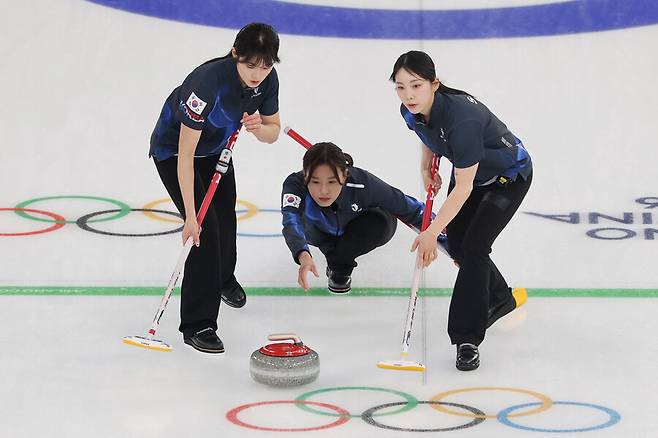 '한국이 일본에 이어 중국도 꺾었습니다' 세계 3위 한국 컬링, 치열한 접전 끝에 중국에 10-9 승리...준결승까지 '한발짝 더'