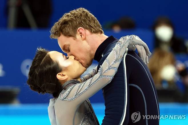 [올림픽] 빙판 위 연기 후 키스…그들은 연인인가, 아닌가