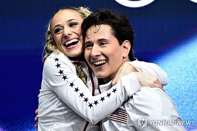 [올림픽] 빙판 위 연기 후 키스…그들은 연인인가, 아닌가