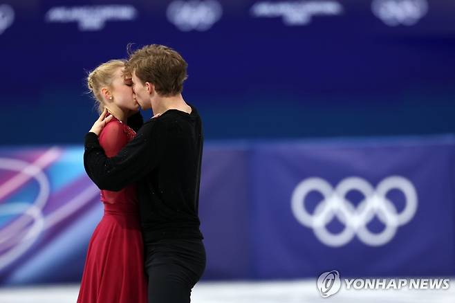 [올림픽] 빙판 위 연기 후 키스…그들은 연인인가, 아닌가