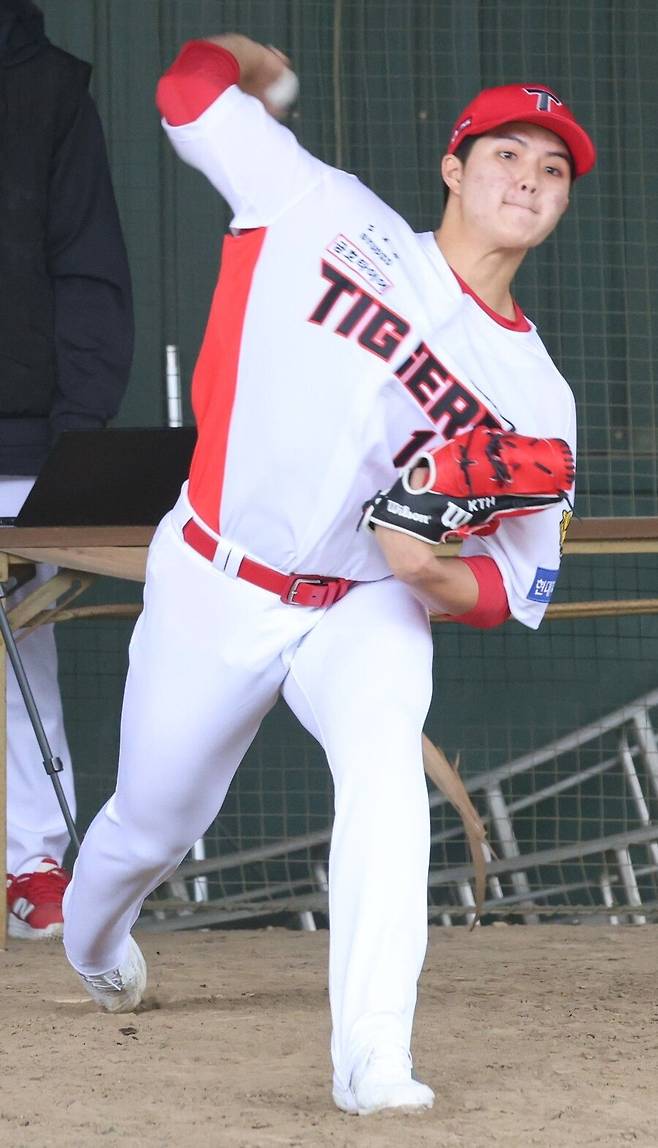 KIA 5선발은 개막 대기가 어렵다… 역설적으로 높아지는 신인왕 가능성? 10년 미래 확인하나