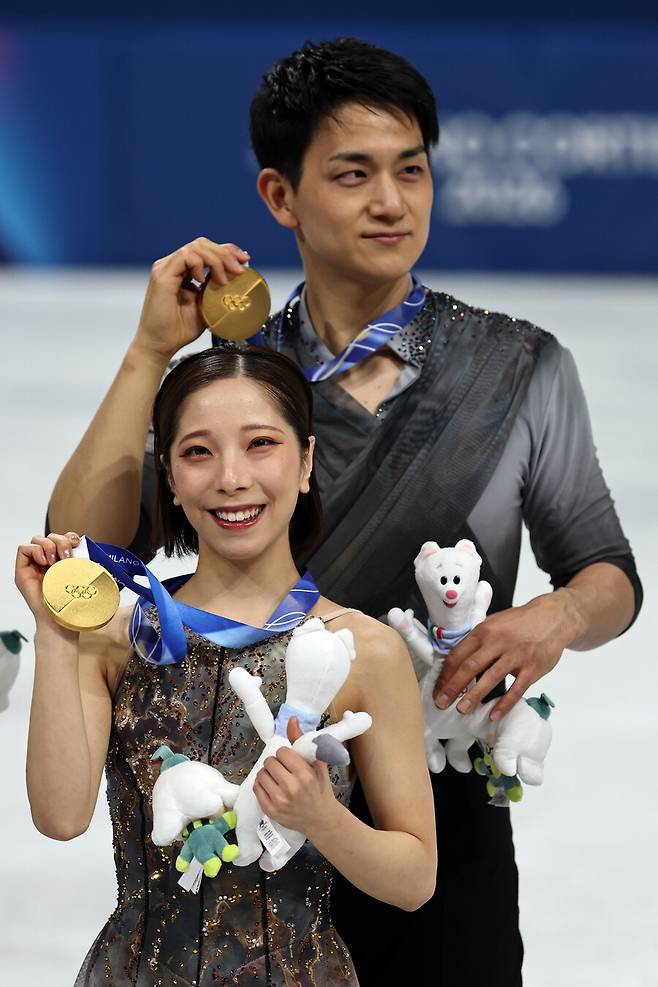 日 피겨 끝내 오열, '막판 뒤집기' 금메달→올림픽 세계 최고 기록...눈물 펑펑 “아침부터 계속 울었다”