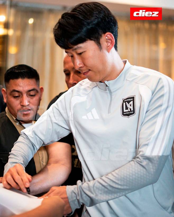 손흥민 이 정도야? 도심 산책에 2명 '밀착마크'… LAFC 선수단 깜짝 출연, 현지 축제 분위기→'SON 그라운드 밟나' 출전 여부 촉각